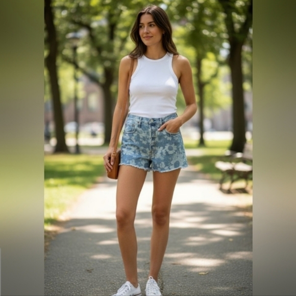 Levi’s 501 Floral Denim Shorts - Picture 6 of 6